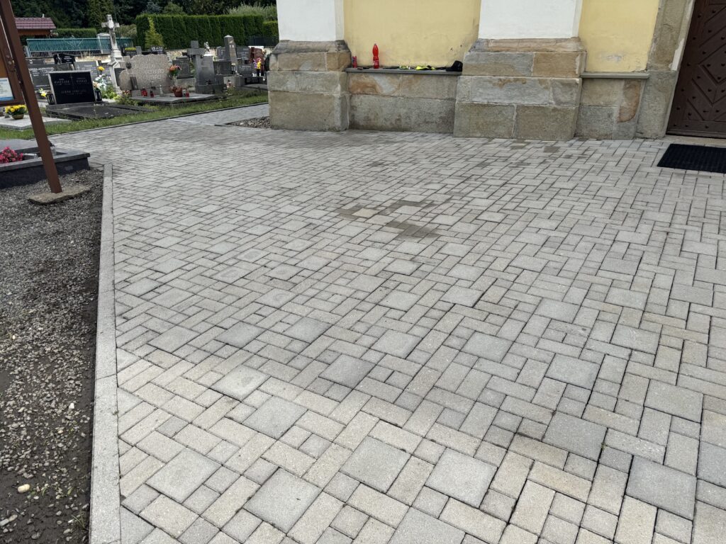 Ropice hřbitov
