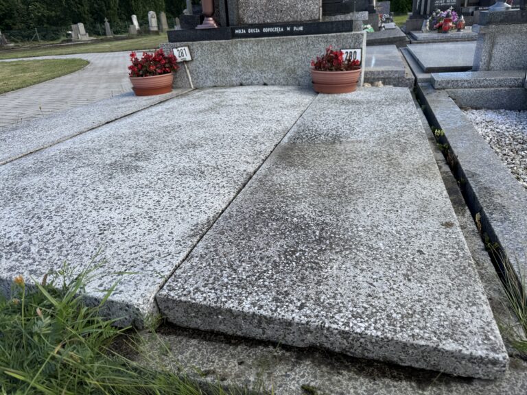 Čištění hrobu – Ropice