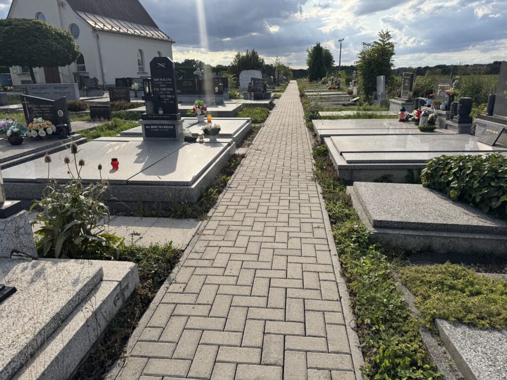 Ropice hřbitov