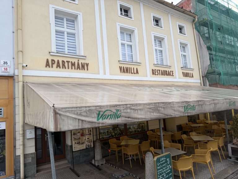 Čištění markýzy – Restaurace Vanilla – Karviná