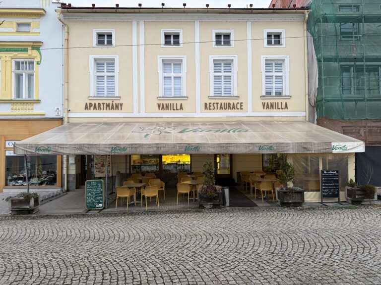 Čištění markýzy – Restaurace Vanilla – Karviná - Předtím