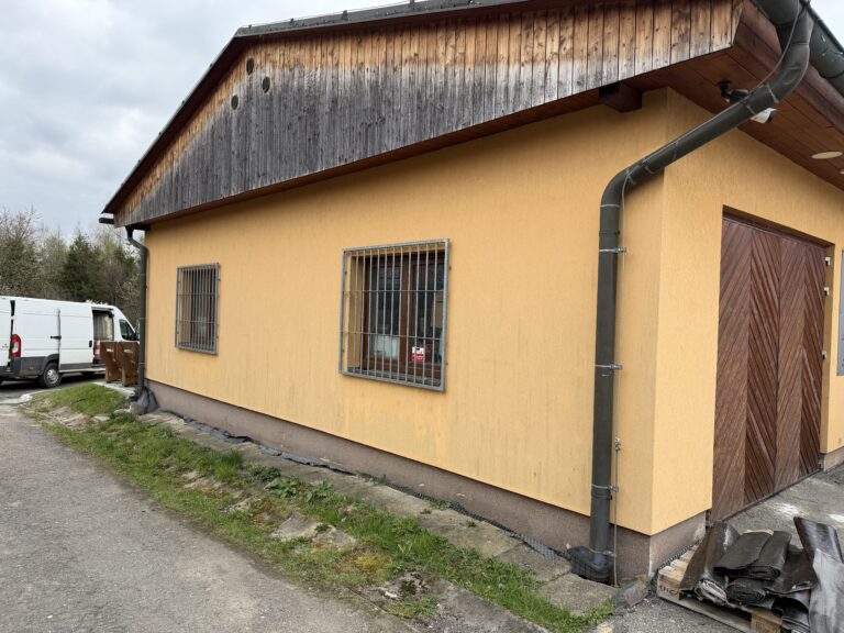 Čištění fasády – Komenda střechy – Šenov - Předtím