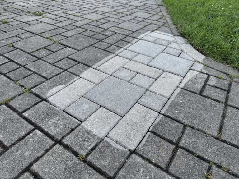 Jak vrátit zámkové dlažbě původní vzhled?
